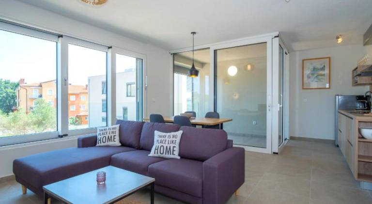 Apartment with yard, patio & pool | Pets are welcome — photo 2