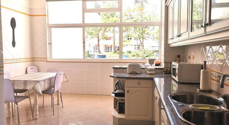 Rental apartment with yard & patio — photo 3