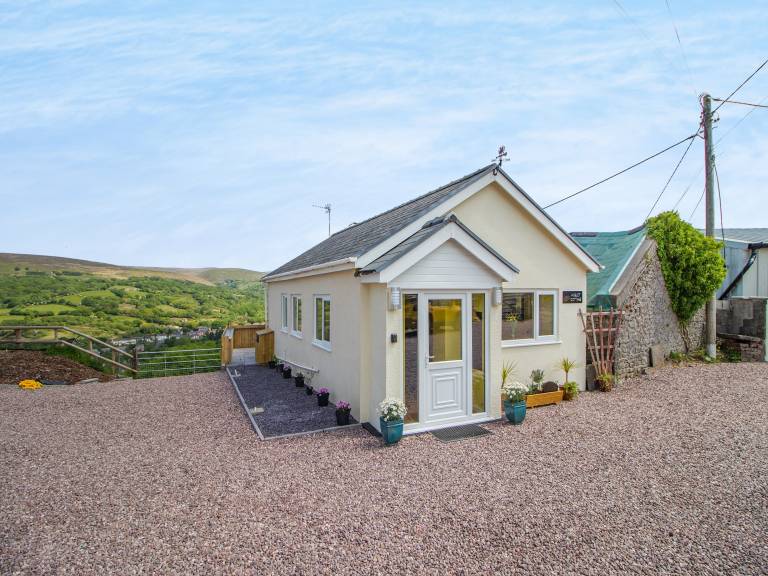 Family-oriented cottage with yard & hot tub | Pets allowed — photo 2