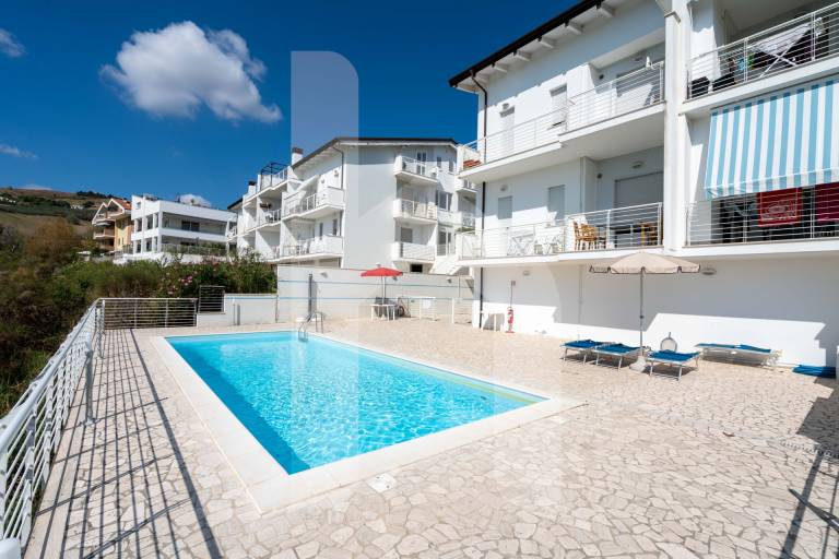Holiday apartment with yard, terrace & pool | Beach view in Pineto