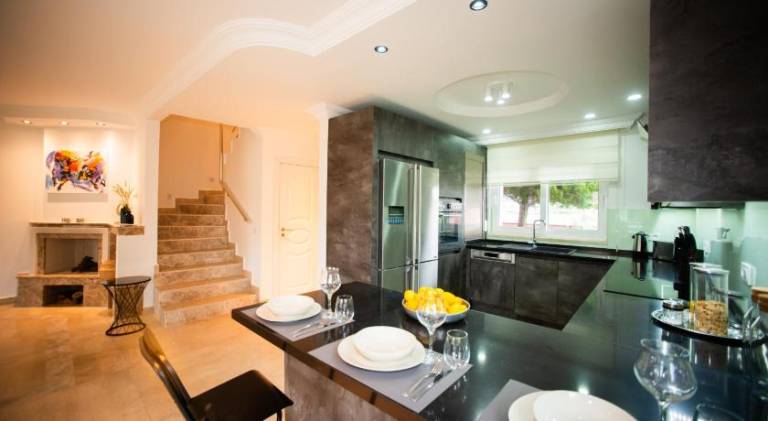 Villa with pool, yard & grill — photo 4