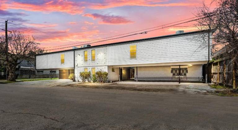 Central Heights 2BR Oasis with Pool & Free Park — photo 4