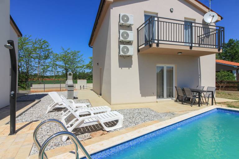 Villa with barbeque, terrace & pool — photo 3