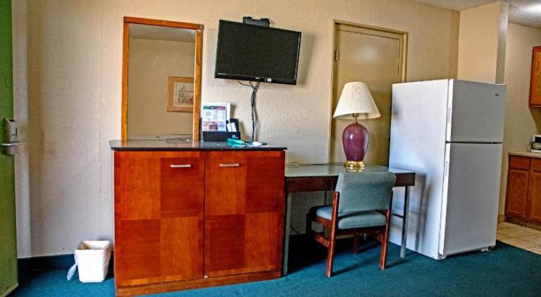 America's Best Inn and Suites Emporia — photo 4