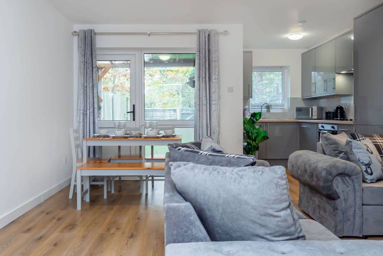 Modern 4 Bedroom House with Parking Near Heathrow