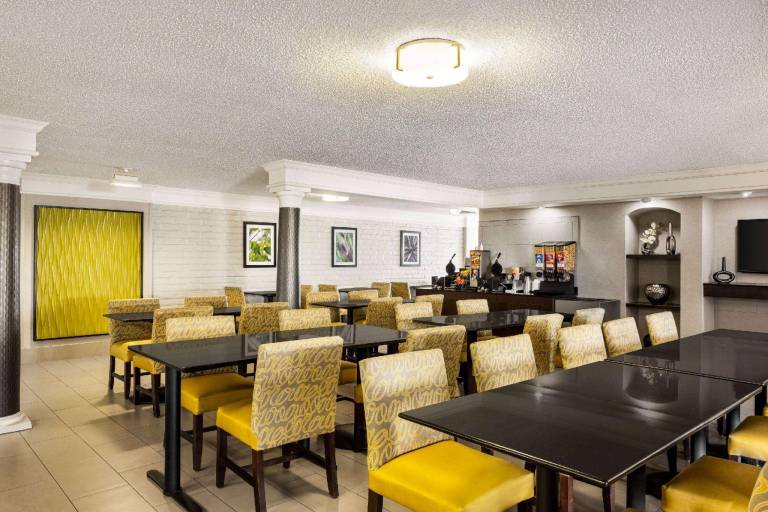 La Quinta Inn by Wyndham San Antonio I-35 N at Toepperwein — photo 3
