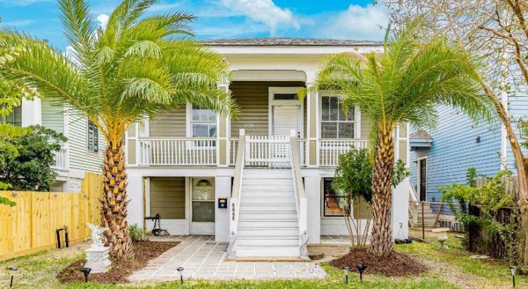 House with hot tub in Galveston, TX