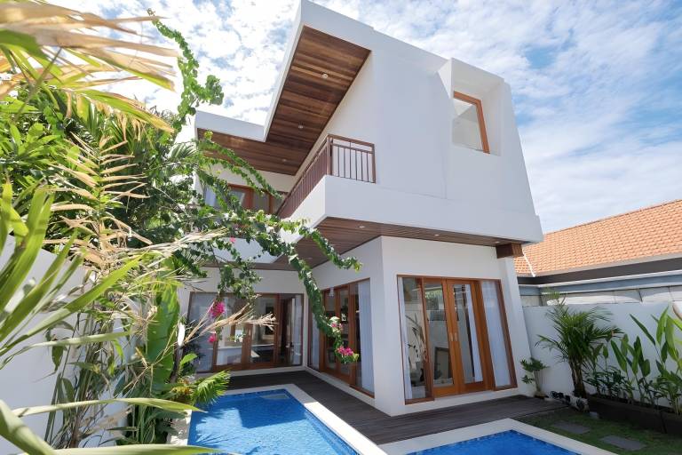 Villa with yard & pool in Canggu