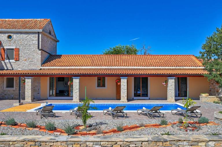 Pleasant villa with pool, hot tub & barbeque | Dogs allowed — photo 3