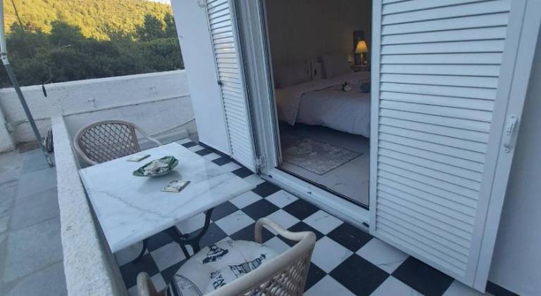 Apartment with terrace & yard — photo 3