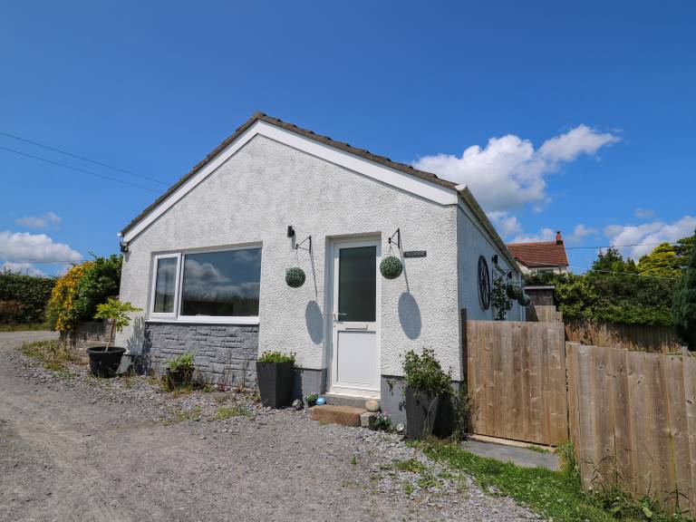 Cottage with BBQ & yard — photo 3