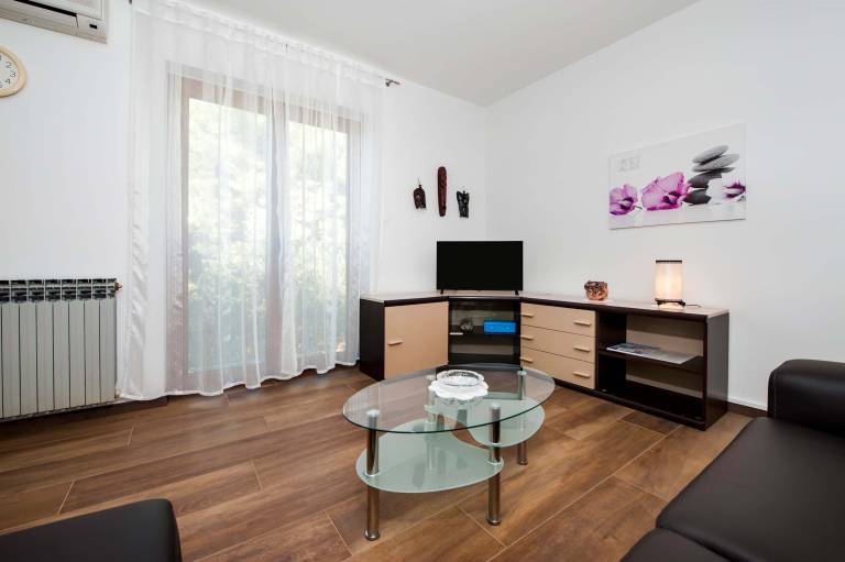 Holiday apartment with garden — photo 3