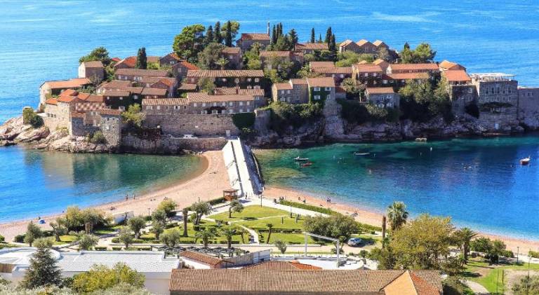 Apartment with 2 rooms for 6 persons in Becici