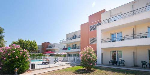 Serviced apartment with yard, patio & pool | Good for workation — photo 4