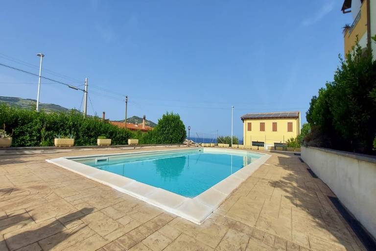Apartment with pool, patio & yard | Beach nearby | Pets allowed — photo 3