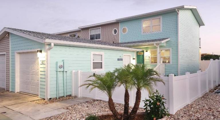 House with 2 rooms for 5 persons in Cape Canaveral, FL
