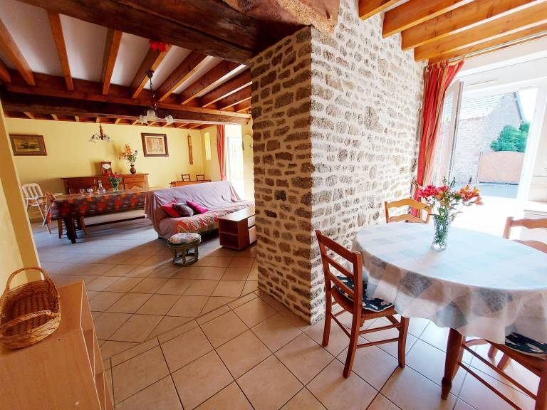 Charming Countryside Cottage: 3 Bedrooms, Enclosed Garden, BBQ, Pet-Friendly, Near Mayenne — photo 4