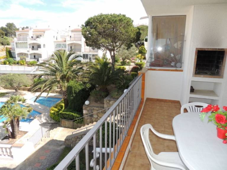 Holiday apartment with yard, pool & patio — photo 4