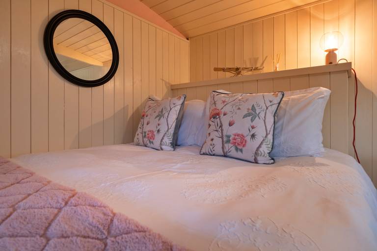 Chalet with hot tub — photo 4