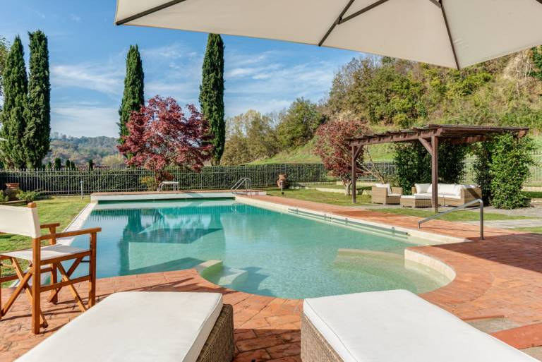Vacation home with barbecue, patio & private pool — photo 4
