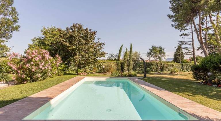 Villa with barbeque, garden & pool — photo 4