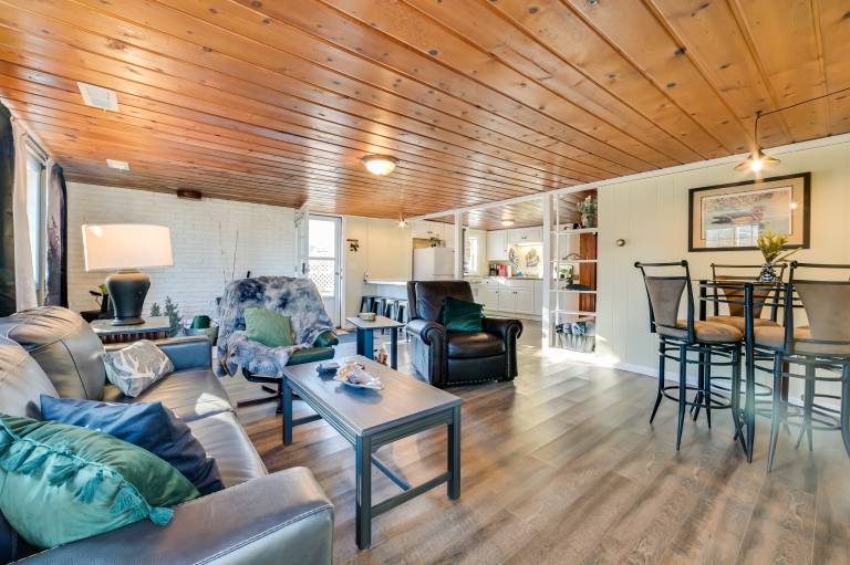 Houghton Lake Cottage - Central Location! — photo 5