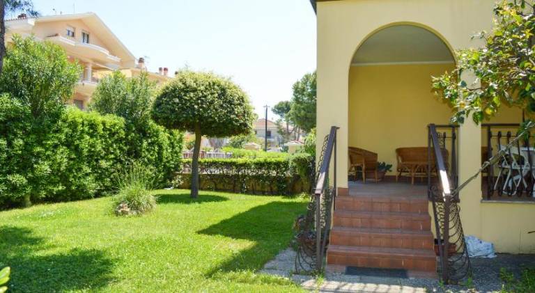 Rental apartment with 2 rooms for 6 persons in Pineto