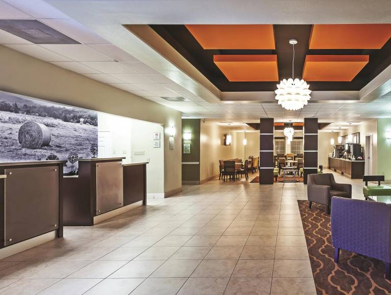 La Quinta Inn & Suites by Wyndham Angleton — photo 3