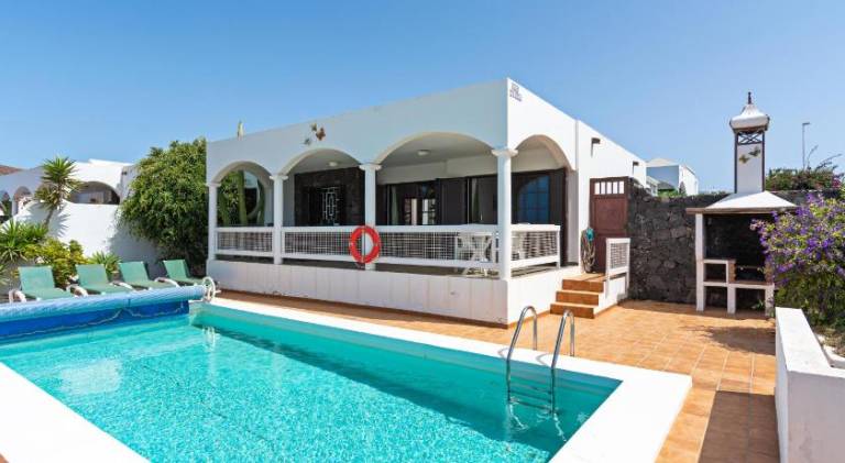Villa with pool in Yaiza