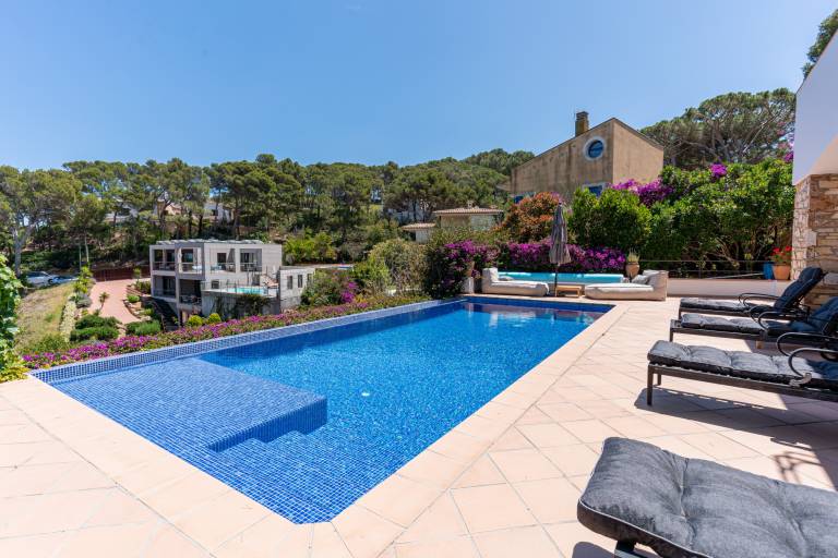 Fully equipped villa with yard, patio & private pool | Next to the beach | Pets are welcome — photo 5