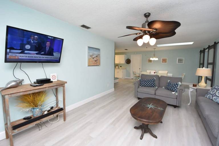 HIDDEN OASIS Spacious home with Salt Water Heated Pool Hot Tub Fenced Yard Pets are welcome — photo 5