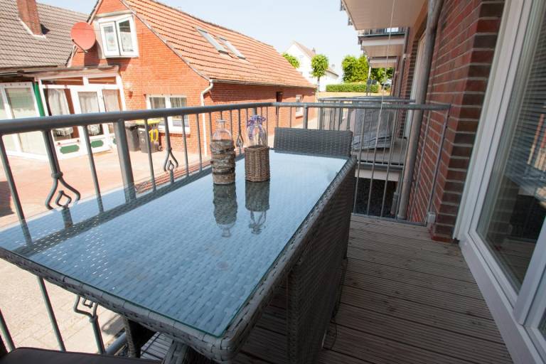 Hell und freundlich: Diese modern eingerichtete Erdgeschosswohnung bietet auf ca. 59 qm Quartier für 4 Erwachsene und 1 Kleinkind. Lassen Sie sich das Frühstück auf dem sonnenverwöhnten Süd-West-Balkon schmecken. in Wittmund