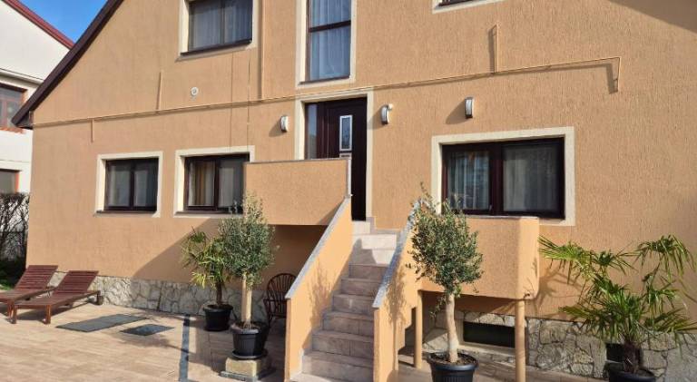 Holiday apartment with barbecue, terrace & yard — photo 4