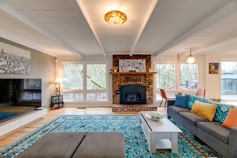 Spacious Grants Pass Home w/ Hot Tub & River Views — photo 3