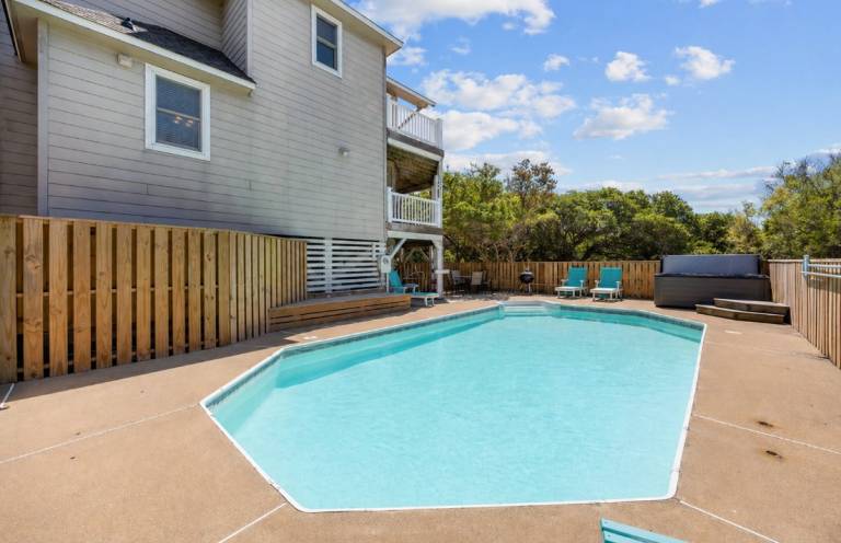 OCEANSIDE: Private Pool, beautiful home on full acre lot! — photo 2