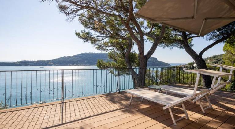 Modern and Elegant apartment with a spacious sea view terrace overlooking Palmaria Island Bright des — photo 3
