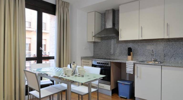 Big rental apartment with patio | Close to Cathedral-Basilica of Our Lady of the Pillar | Pet-friendly — photo 2