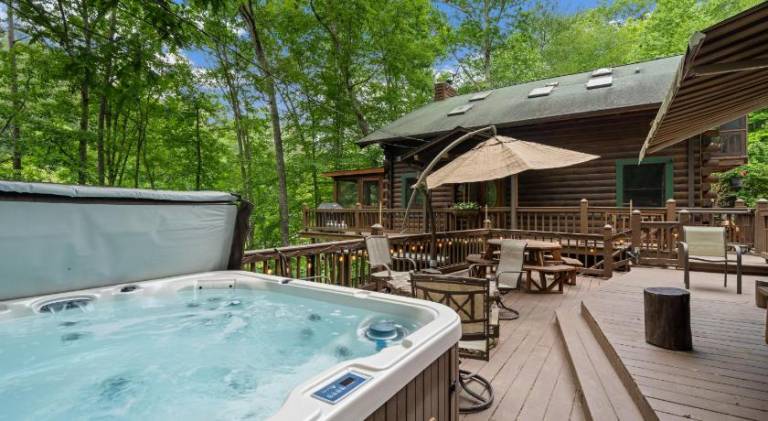 House with jacuzzi in Blue Ridge, GA