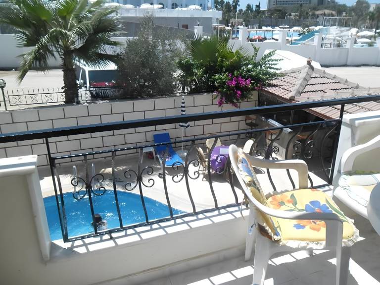 Serviced apartment with pool, terrace & barbecue — photo 3