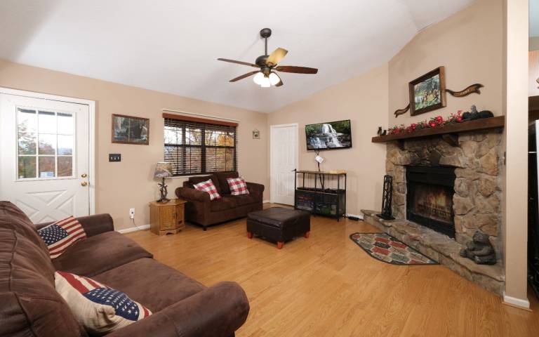 Serenity - Pet-Friendly, Xbox, Keurig, Outdoor Hot Tub, Wood-Burning Fireplace — photo 5
