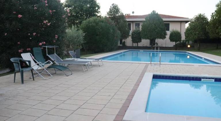 Apartment with pool — photo 4