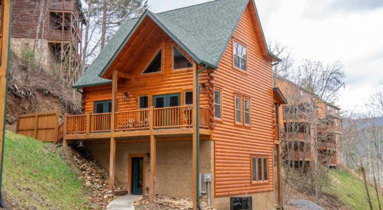 House with hot tub & pool in Pigeon Forge, TN