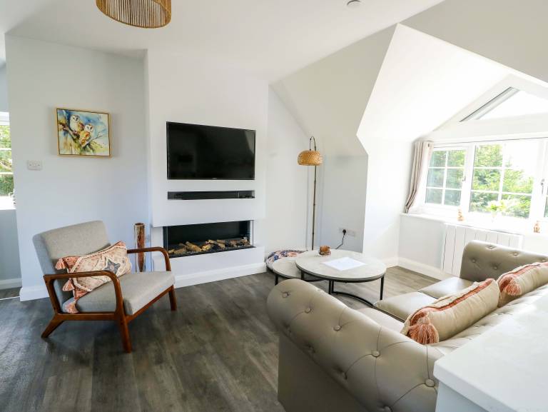 Cottage with jacuzzi & yard — photo 4