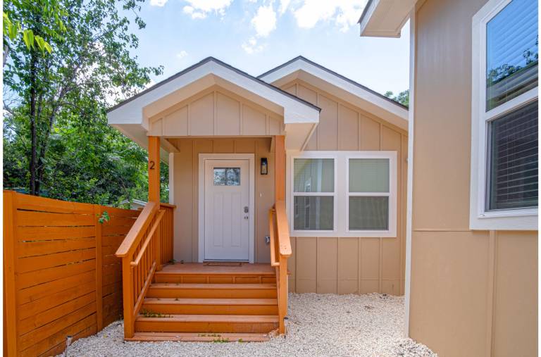 Historic Comfort 2BR 1BA Guesthouse Near Riverwalk