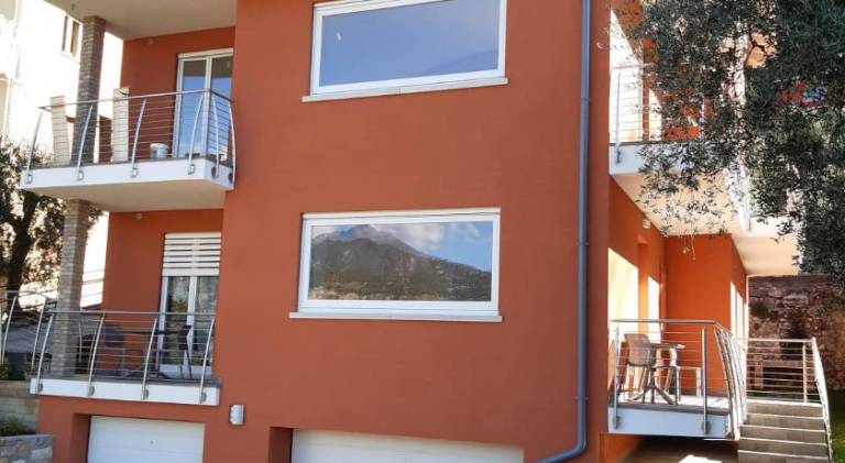 Lovely serviced apartment with patio & garden | Pets are welcome in Malcesine