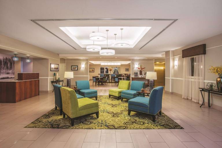 La Quinta Inn & Suites by Wyndham Bakersfield North — photo 2