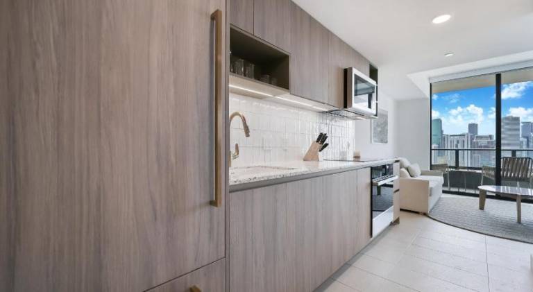 Holiday apartment with pool | Close to Bayside Marketplace | Pet-friendly — photo 5