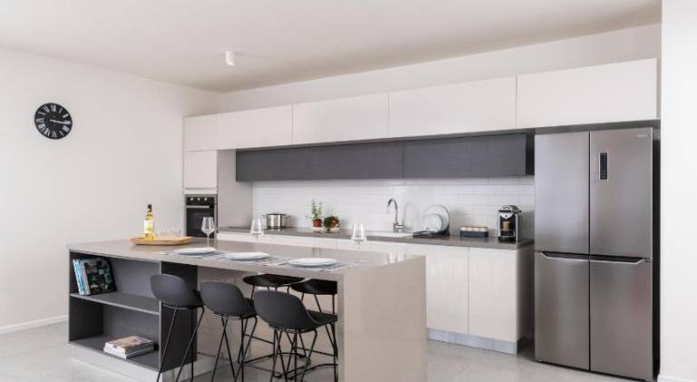 Apartment with terrace & yard | Close to Carmel Market | Perfect for remote work | Pets are welcome — photo 4
