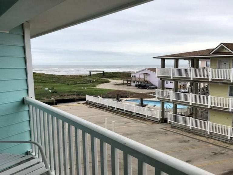 BEACHGATE CONDOSUITES AND MOTEL — photo 3