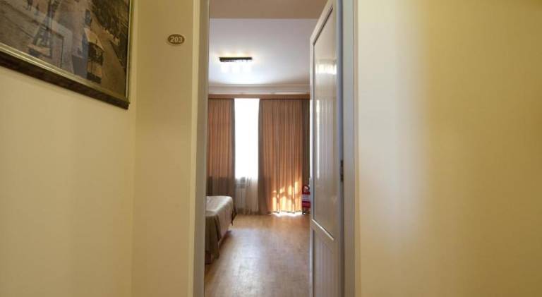 Albert House Hotel and Tours — photo 4